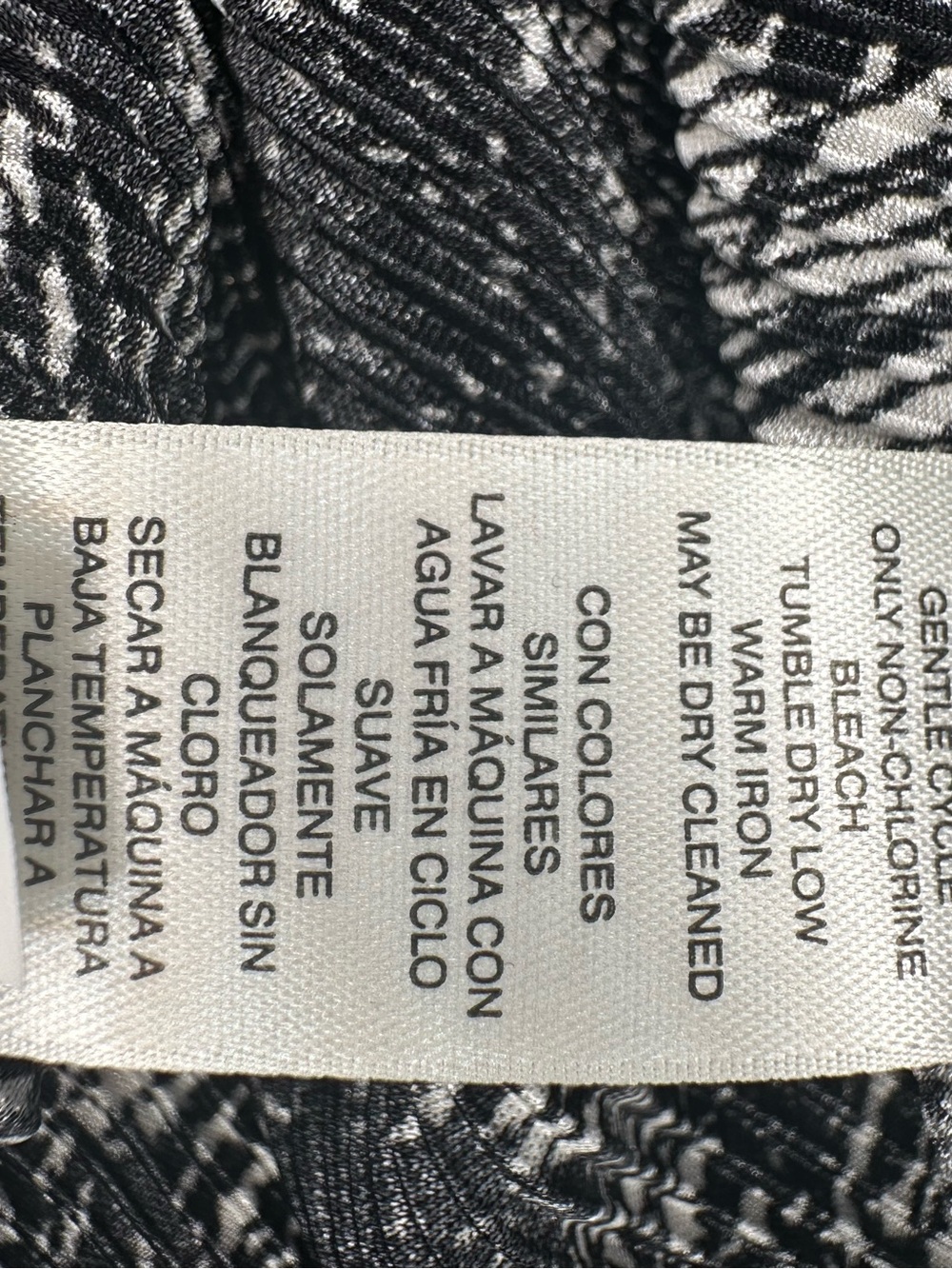 Chico's Etched Leaf Ruffle Sleeves Top SZ 4 V Neck 3/4 Sleeves Color Black - Picture 9 of 9
